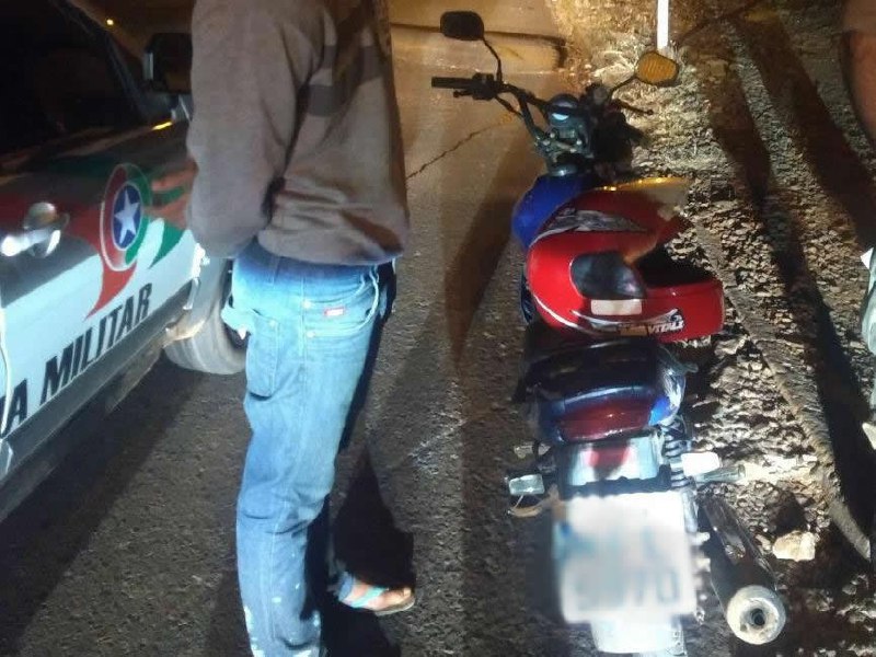 Homem com mandado de prisão por roubo é preso com moto furtada em Chapecó