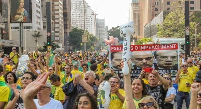 Brasileiros saem as ruas e exigem impeachment de ministros do STF