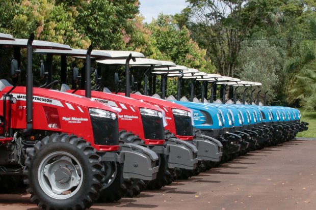 Em Chapecó, governador anuncia entrega de 192 equipamentos agrícolas a municípios catarinenses