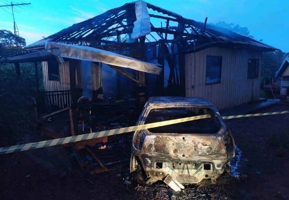 Mordida na bunda termina em confusão, veículo e casa incendiados