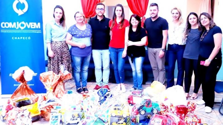 COMJOVEM faz o Natal de crianças do Programa Viver ser mais feliz