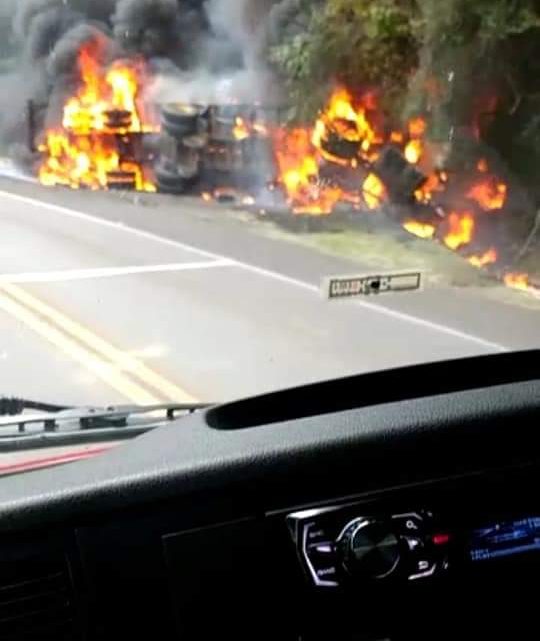 Caminhão pega fogo e mulher morre após colisão com ônibus de SC na BR-116