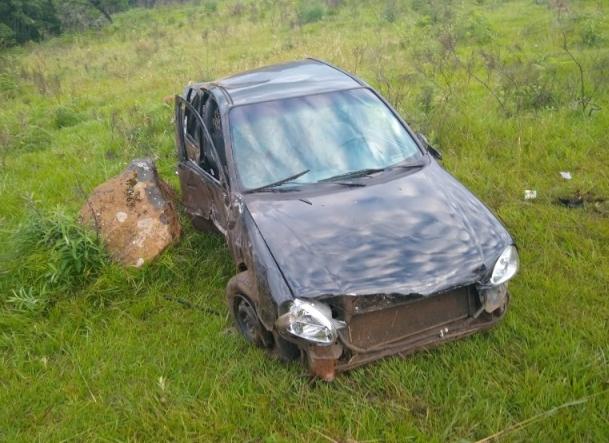 Duas pessoas ficam feridas após veículo despencar em ribanceira