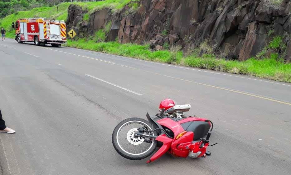 Colisão entre carro e moto deixa motociclista gravemente ferido na SC-160 em Campo Erê