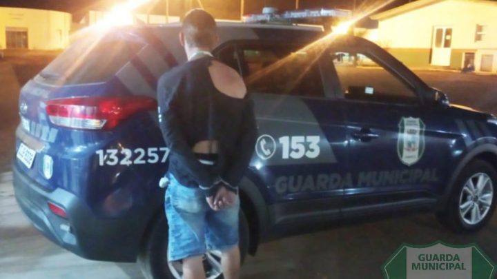 Guarda Municipal cumpre mandando de prisão na praça central em Chapecó