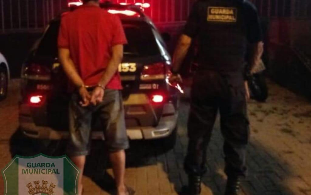 Guarda Municipal prende dois homens por tráfico de drogas na praça central de Chapecó