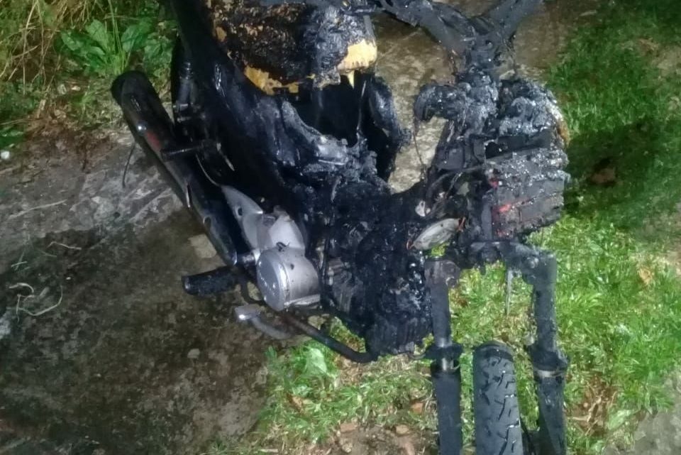 Motocicleta incendeia dentro de casa em Itá-SC