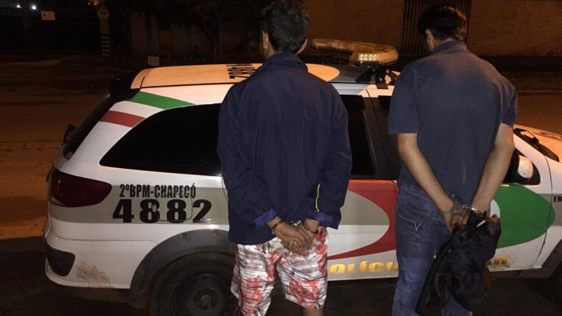 Dois homens são presos furtando baterias de veículos no bairro Efapi