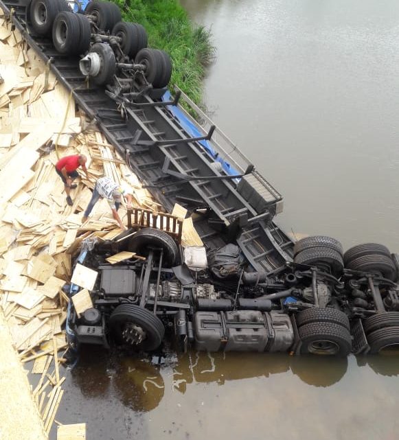 Carreta despenca de ponte e motorista morre em Caçador