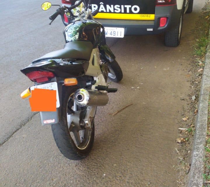Agentes de trânsito recolhem moto com débitos no valor de R$ 10.315,86