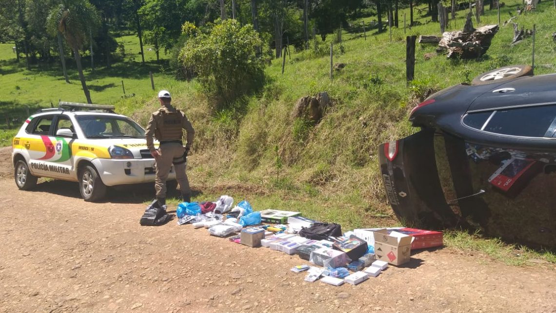 Veículo com contrabando foge da PMRv e acaba saindo da pista e capotando na SC-160 em São Carlos