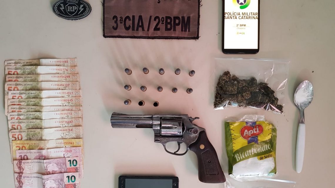 Suspeito de facçao criminosa (PGC) é preso com arma de fogo, munições, drogas e por cárcere privado da namorada em Chapecó