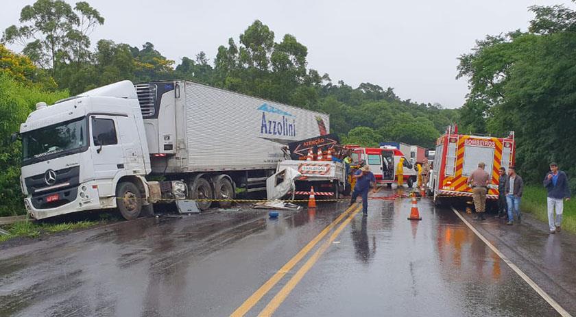 Acidente entre dois caminhões deixa uma vítima gravemente ferida na BR-282 em Maravilha