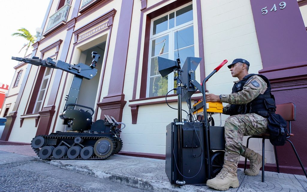 Polícia Militar de Santa Catarina recebe robô antibomba do Governo Federal