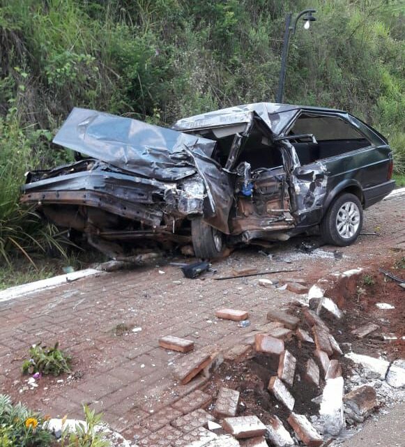 Homem morre em grave acidente envolvendo carreta de dupla sertaneja no oeste