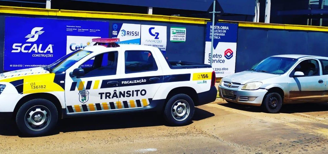 Agentes de trânsito removem veículo com mais de 19 mil reais débitos em Chapecó