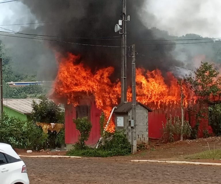 Casa totalmente destruída pelo fogo na área central da cidade de Arvoredo