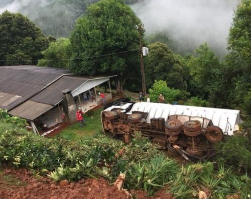 Motorista morre após tombar caminhão de ração em propriedade rural no Oeste