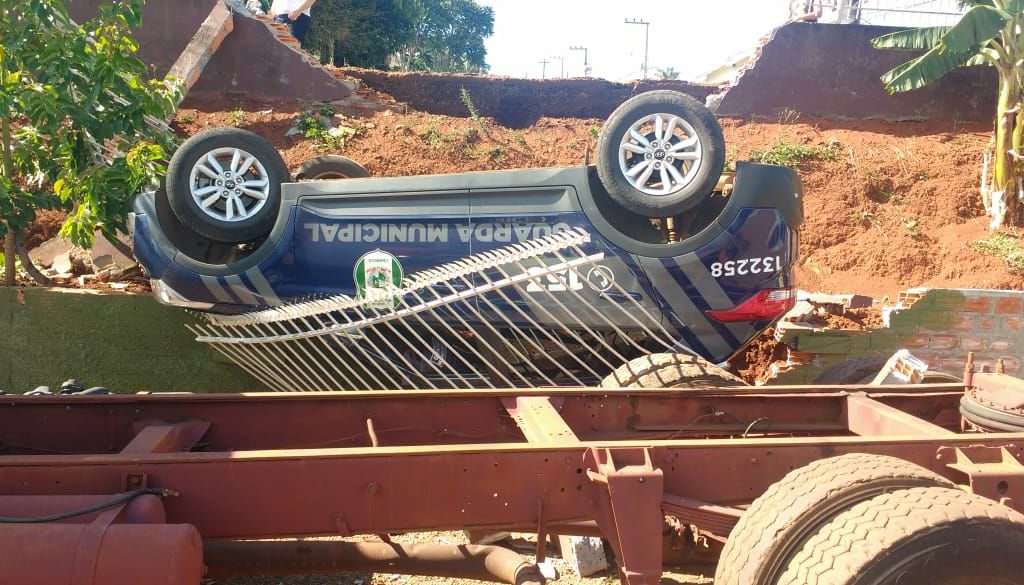 Após perseguição viatura da Guarda Municipal bate em muro e capota no bairro Passo dos Fortes