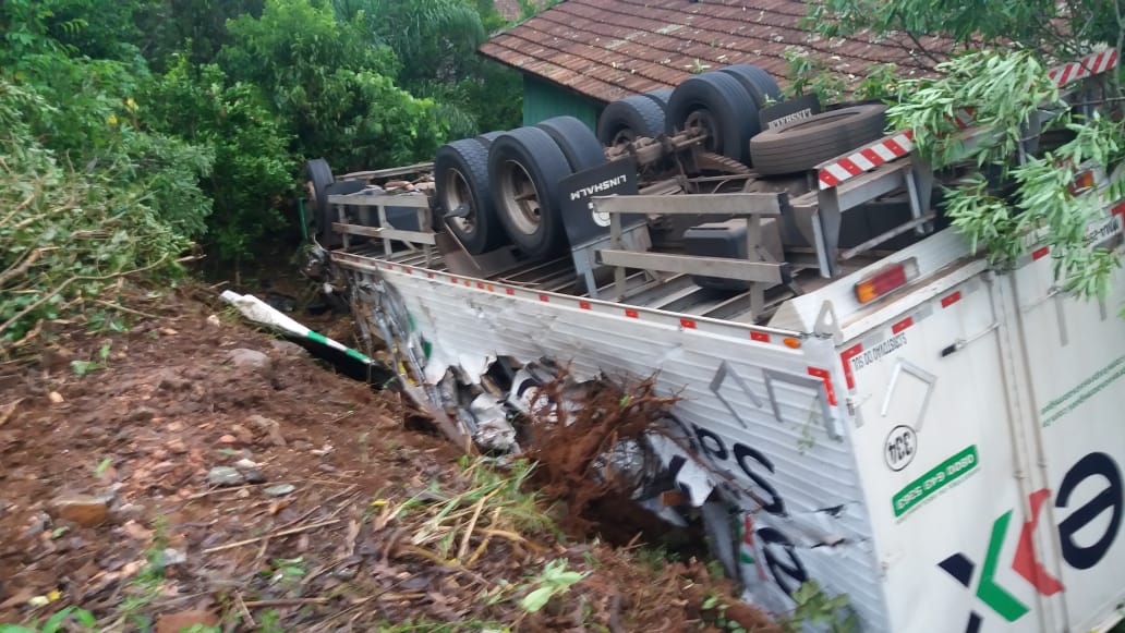 Caminhão sai da pista, cai em ribanceira e destrói quina da casa em Quilombo