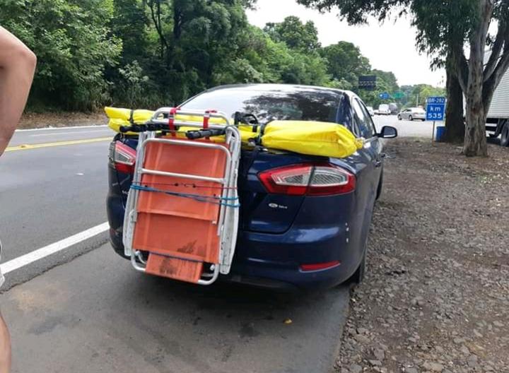 Veículo argentino é flagrado com placa encoberta por cadeiras de praia em Chapecó