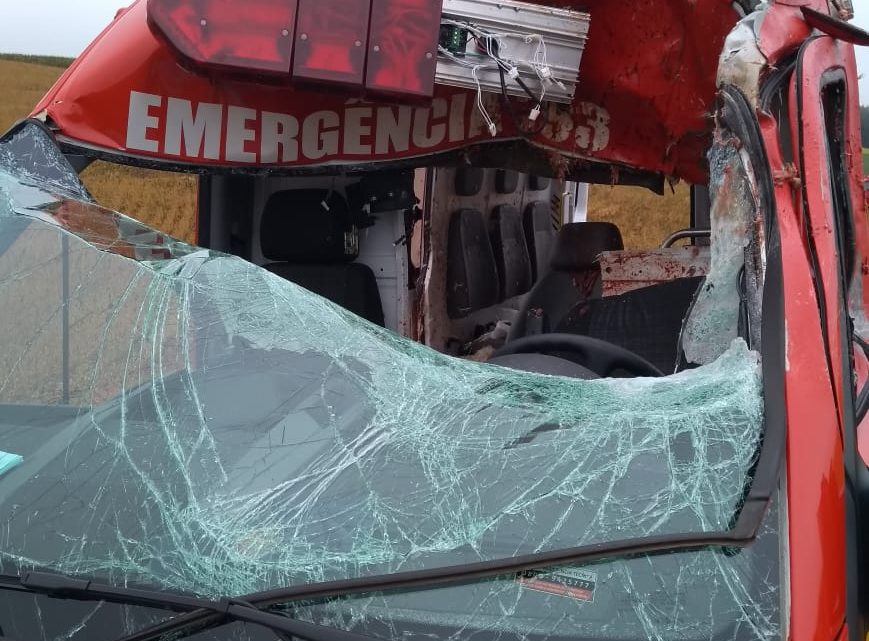 Bombeiros ficam gravemente feridos após acidente em São Domingos