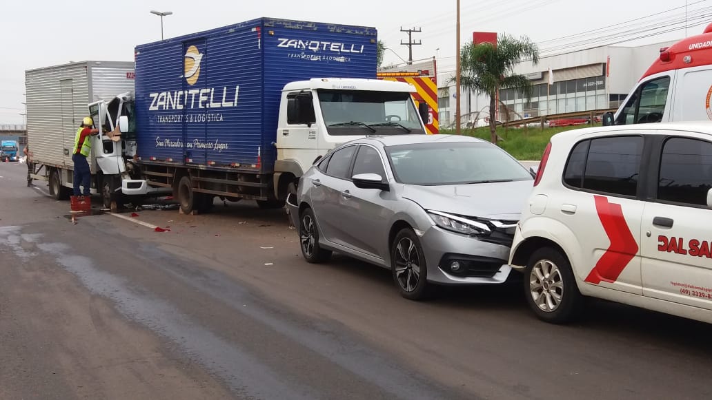 Grave engavetamento entre cinco veículos deixa motorista encarcerado com fraturas expostas na BR-480 em Chapecó