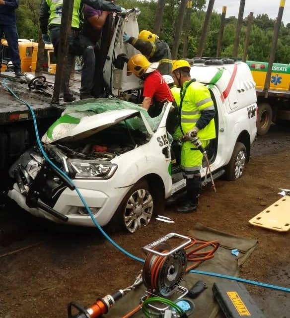 Viatura do DEAP colide em caminhão e deixa um agente preso às ferragens em SC