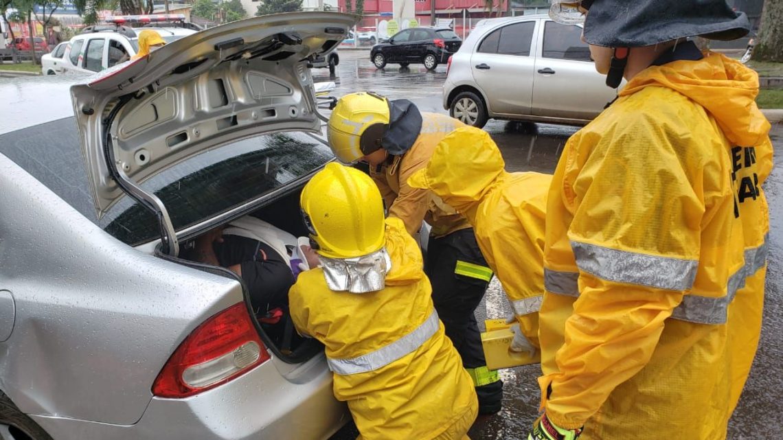 Homem fica preso as ferragens após acidente no centro de Chapecó
