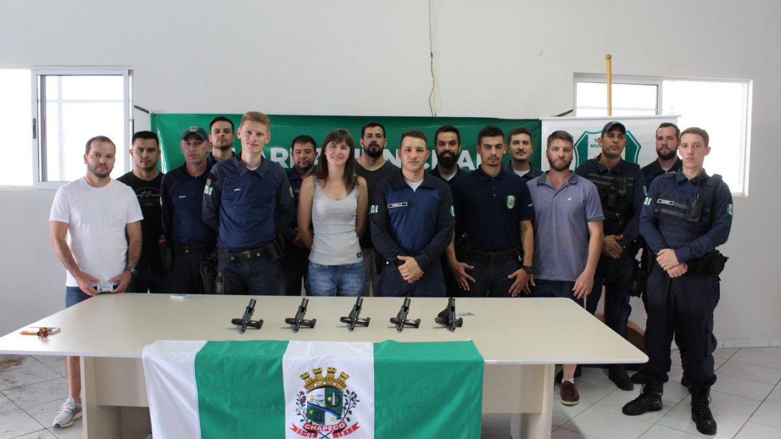 Guardas Municipais de Chapecó recebem carteira porte de arma e armamento