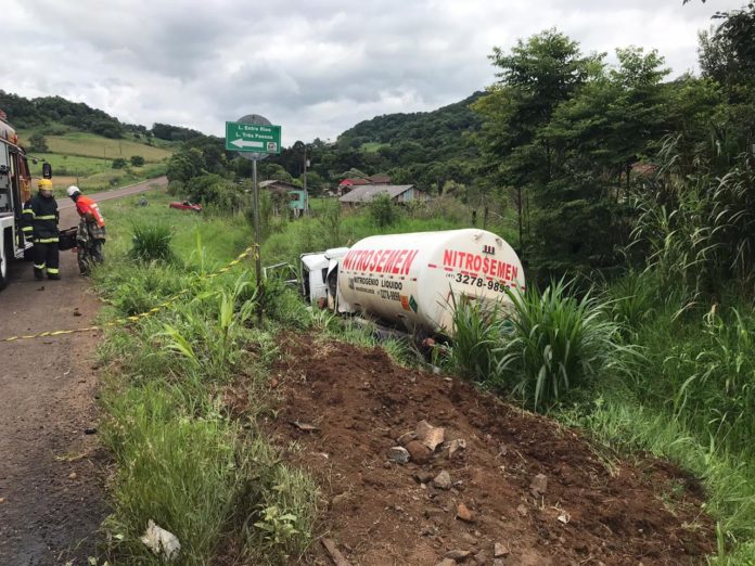 Mulher morre em colisão frontal contra caminhão na BR-282 em Paraíso