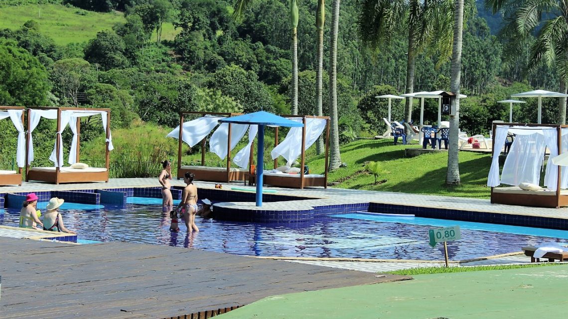 Sem praias, piscinas naturais são opções para se refrescar no Oeste do estado