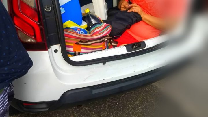 Polícia flagra genro transportando sogra no porta-malas em SC