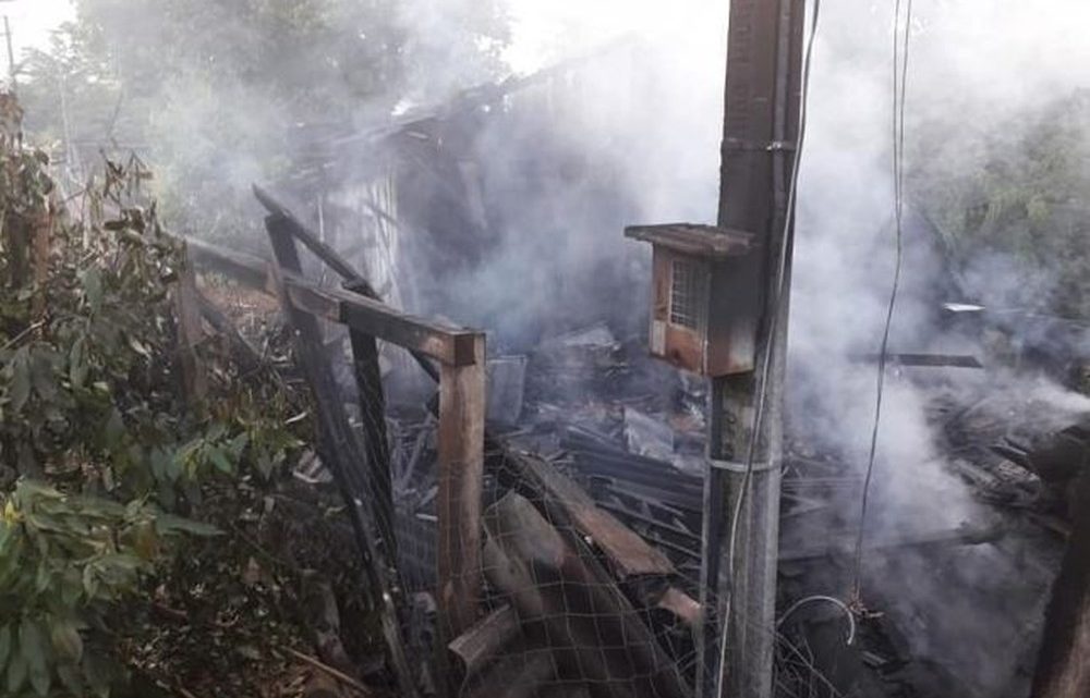 Bombeiros encontram dois corpos carbonizados durante incêndio em casa no Oeste de SC