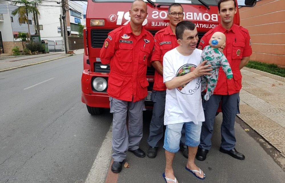 Bombeiros resgatam boneco de rapaz com deficiência mental em SC e imagem viraliza