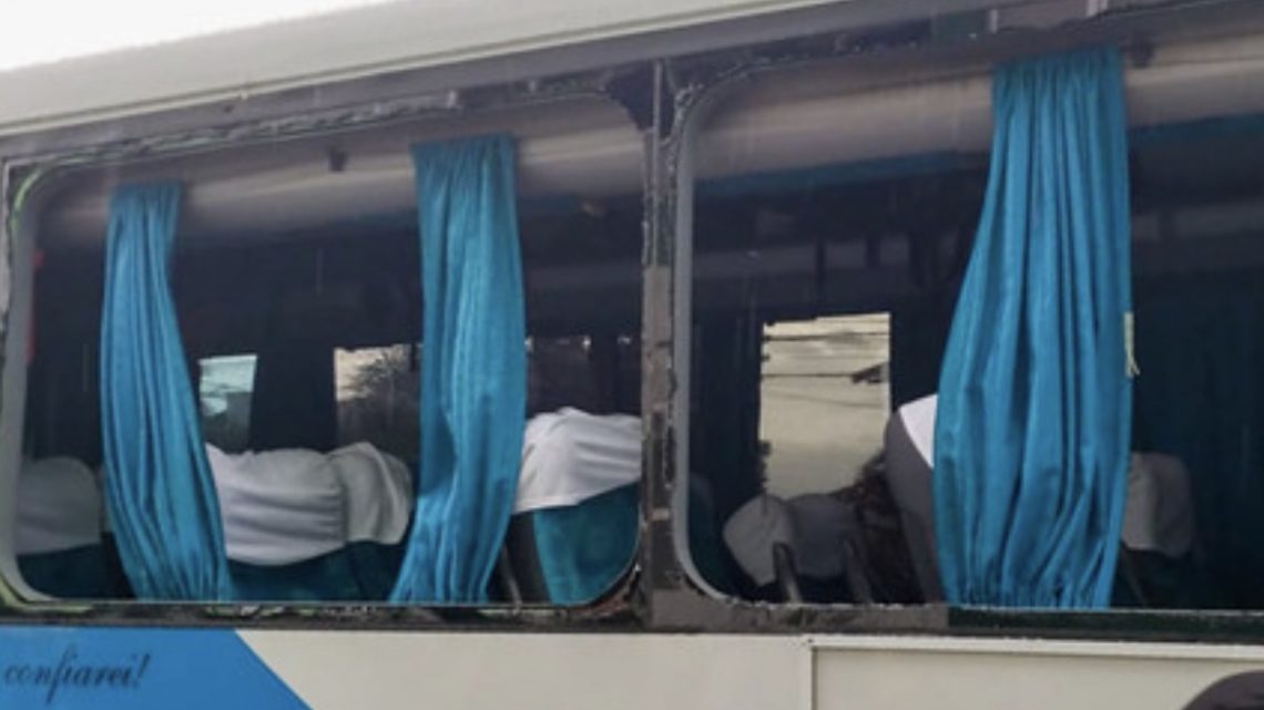 Ônibus com a torcida do Criciúma é apedrejado, e confusão se estende na Arena Condá