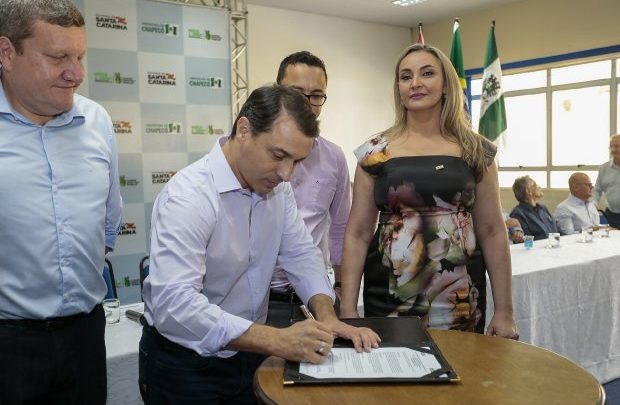 Governador assina convênio para contorno viário oeste de Chapecó e confirma mais recursos para a região