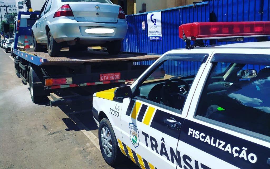 Agentes de Trânsito flagram carro com mais de R$ 24 mil em multas em Chapecó