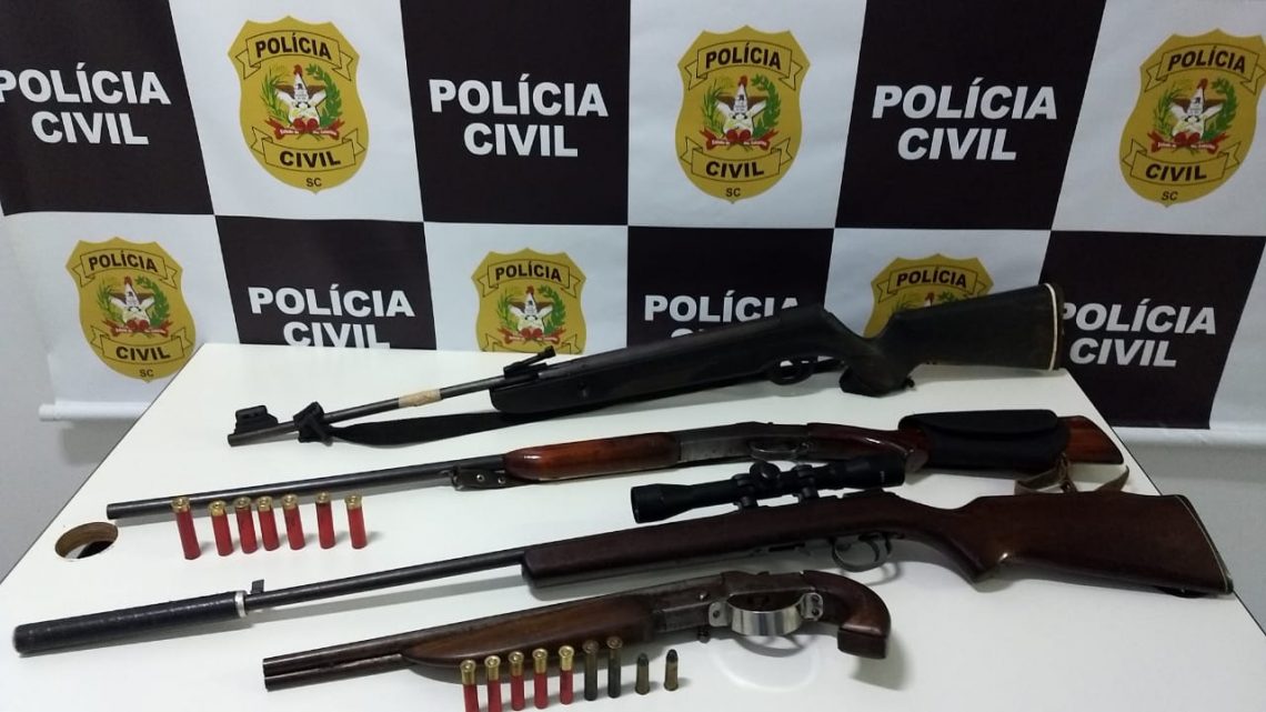 Polícia Civil apreende quatro armas de fogo e prende duas pessoas no oeste