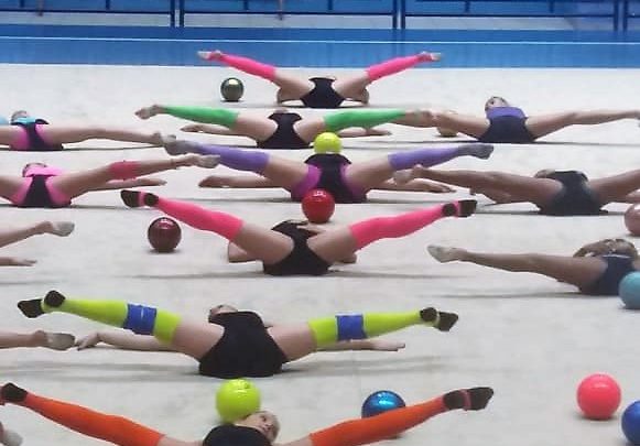 Técnicas e atletas de ginástica rítmica recebem capacitação com treinadoras da Bulgária
