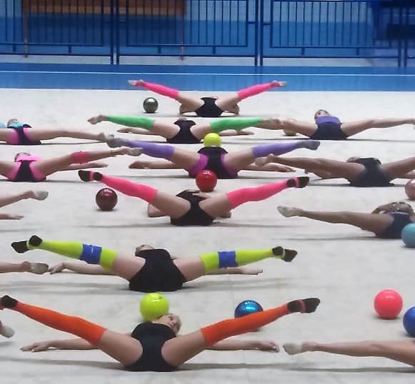 Técnicas e atletas de ginástica rítmica recebem capacitação com treinadoras da Bulgária