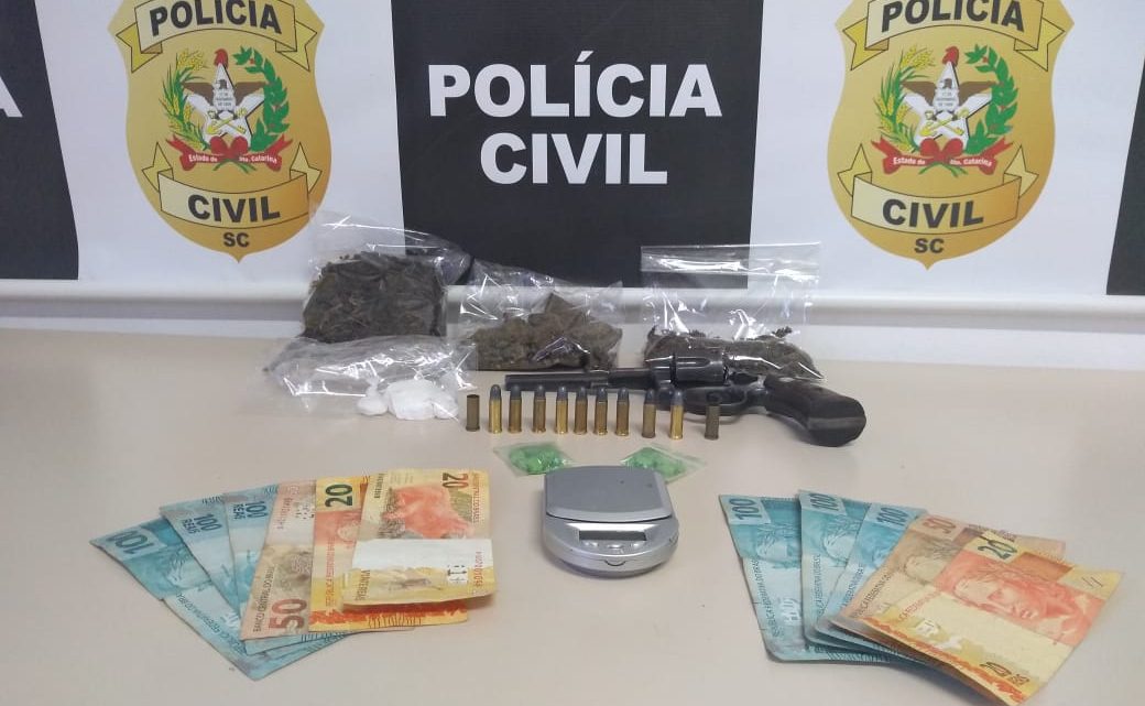 Polícia Civil prende traficante e apreende cocaína, maconha, ecstasy, arma de fogo e munições em Chapecó