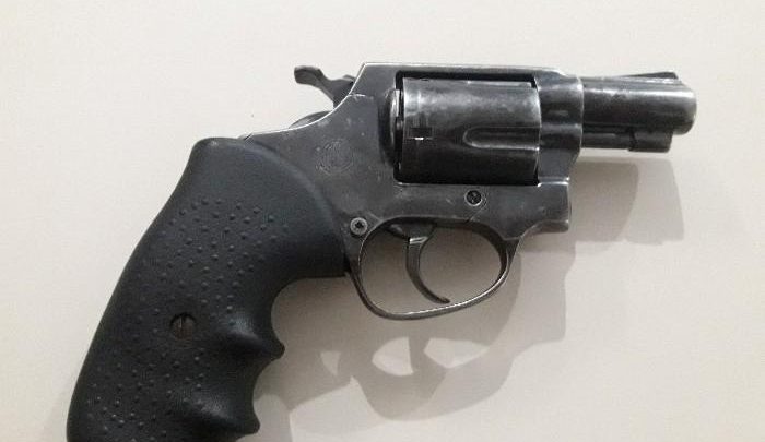 PM prende homem por porte ilegal de arma de fogo no Santa Maria