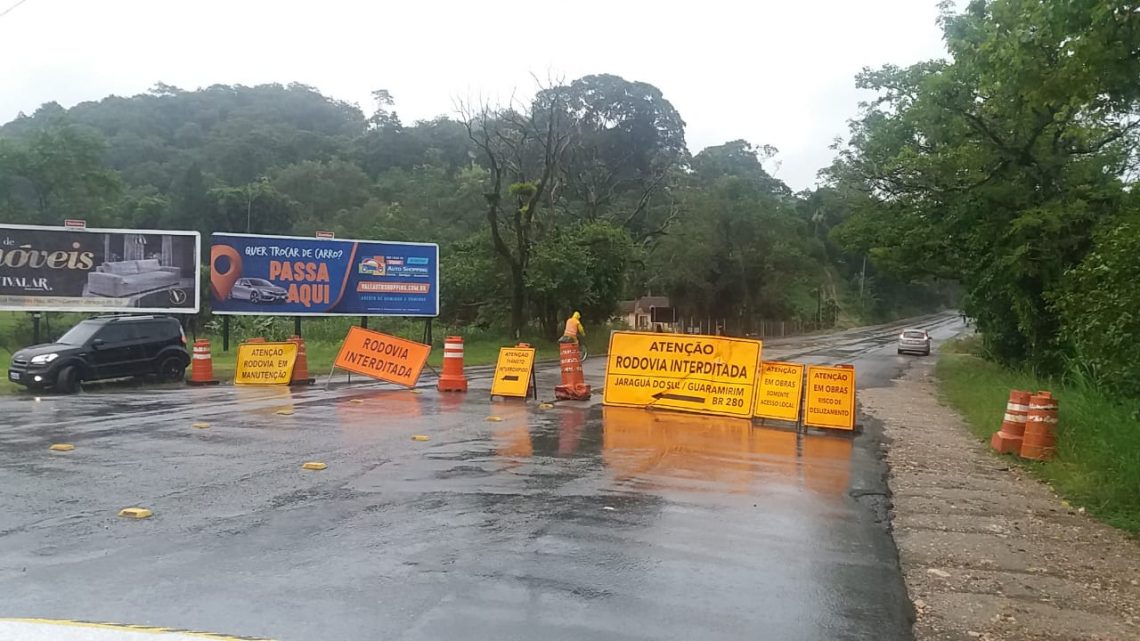 Defesa Civil interdita rodovia SC 108 com risco de deslizamento em Guaramirim