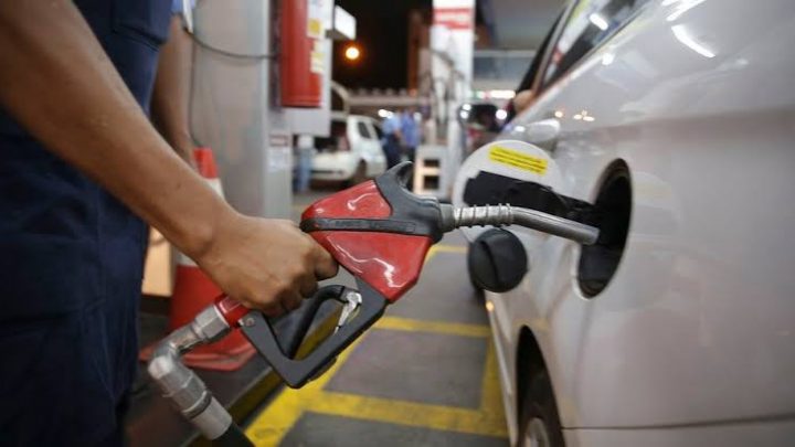 Petrobras reduz preço da gasolina nas refinarias em 15% a partir desta quarta-feira
