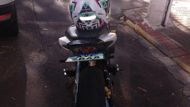 PM flagra moto com dispositivo para levantar Placa em Chapecó