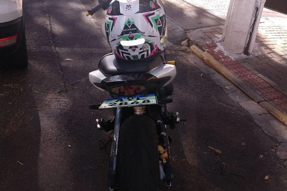 PM flagra moto com dispositivo para levantar Placa em Chapecó