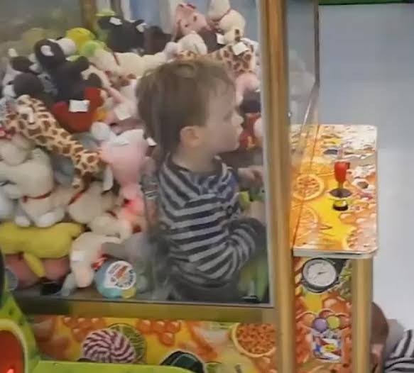 Criança de 4 anos fica presa dentro de máquina de pegar bichinhos no Oeste