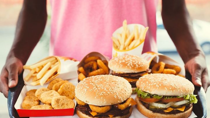 Rede de fast food doará parte dos lucros de março ao SUS