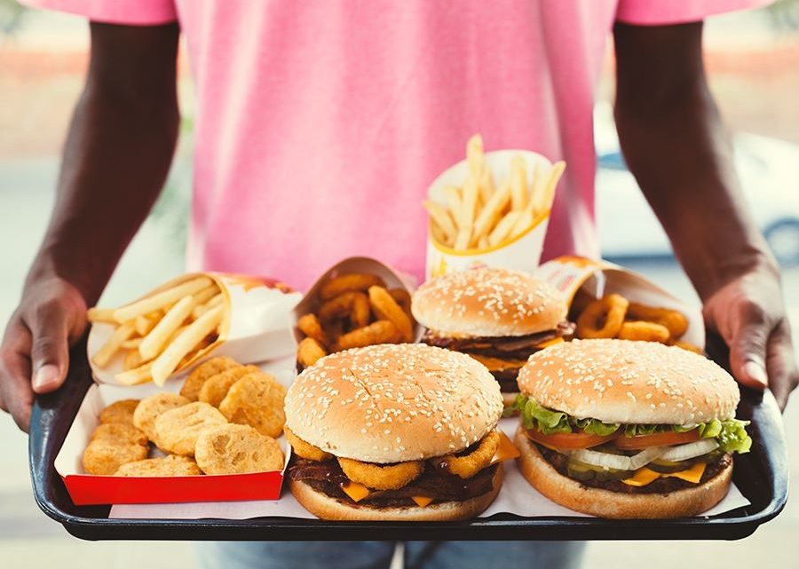 Rede de fast food doará parte dos lucros de março ao SUS